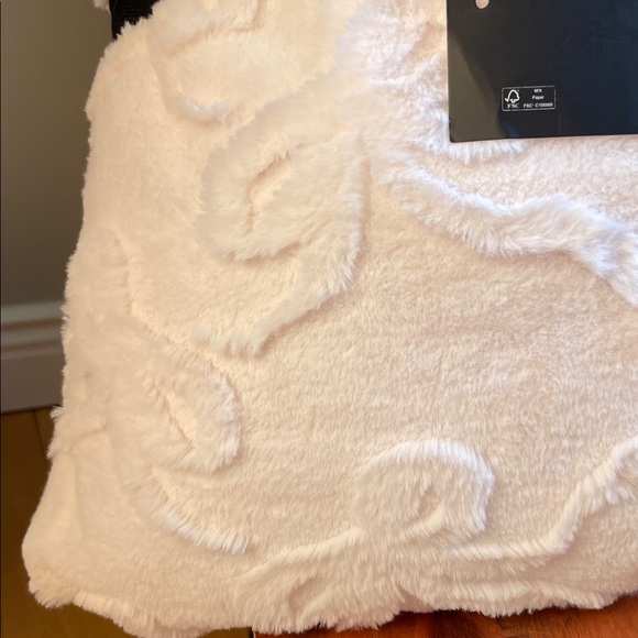 🎀Rachel Zoe Cream Plush Luxurious Faux Fur Pillow Duo with Bow Pattern 🎀 - Picture 8 of 16